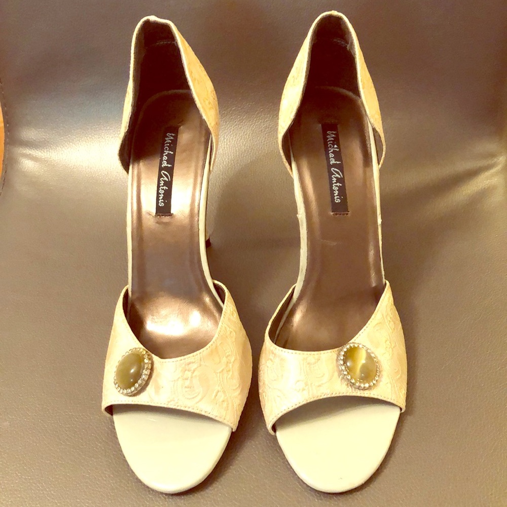 Creme heels with tigers eye